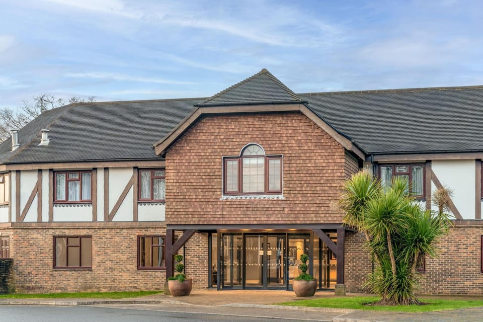 Property building, Facade/entrance, Day