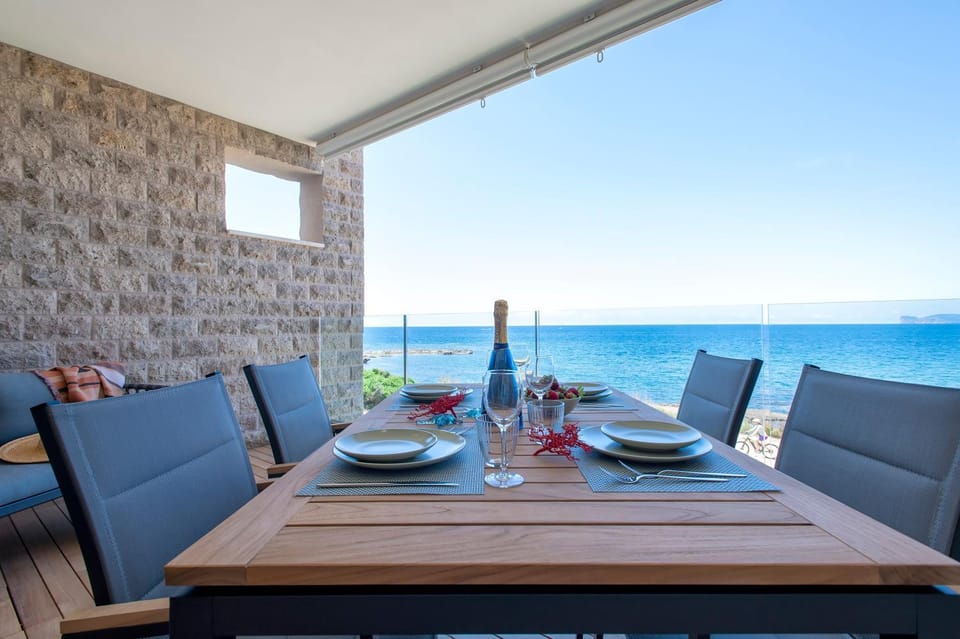 Natural landscape, View (from property/room), Balcony/Terrace, Dining area, Sea view