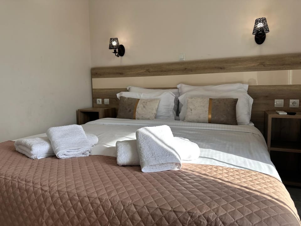 Bed, Bedroom, towels