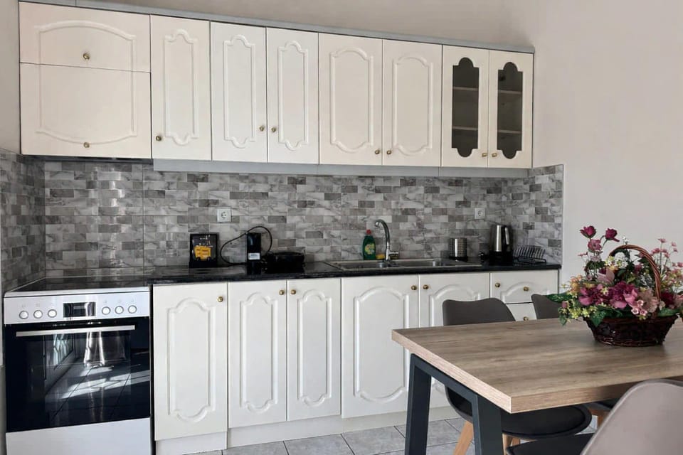 Kitchen or kitchenette, Dining area, oven, stove