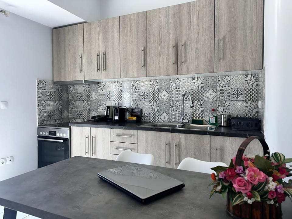 Coffee/tea facilities, Kitchen or kitchenette, stove