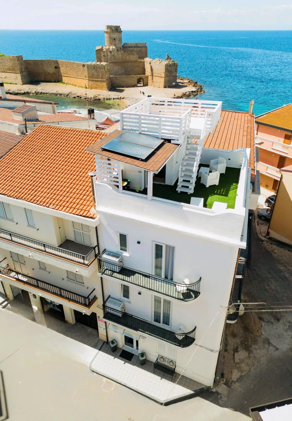 Property building, Nearby landmark, Natural landscape, Bird's eye view, View (from property/room), Balcony/Terrace, Beach, City view, Sea view, Sunrise, Sunset, sunbed