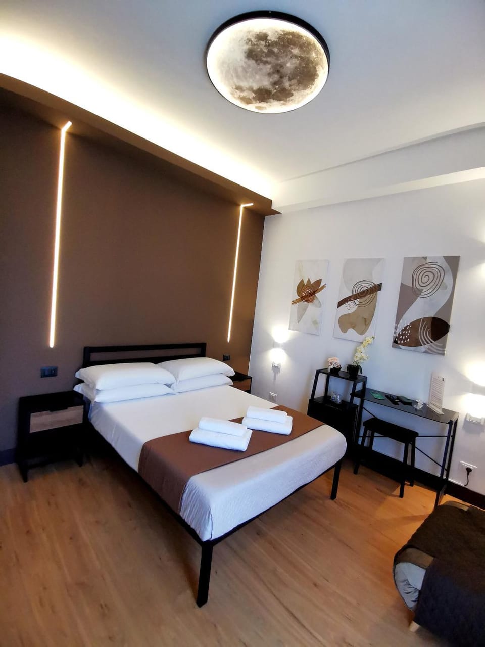 Photo of the whole room, Bedroom, towels