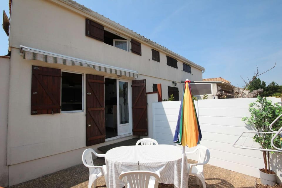 Property building, Patio, Balcony/Terrace