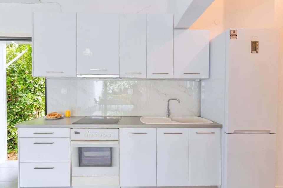 Kitchen or kitchenette, pet friendly, stove