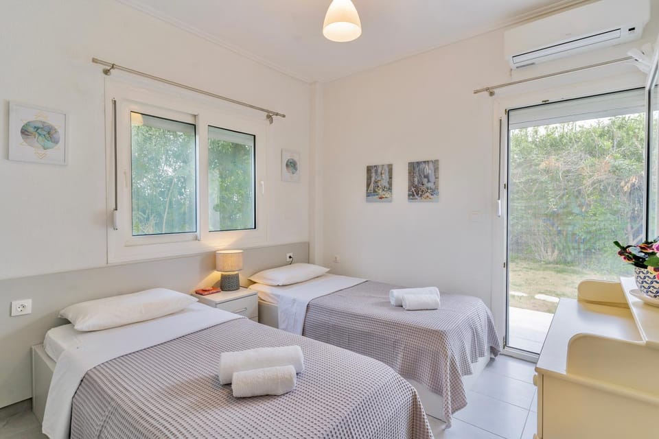 Bed, Bedroom, towels, air conditioner