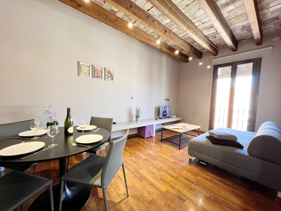 TV and multimedia, Living room, Seating area, Dining area
