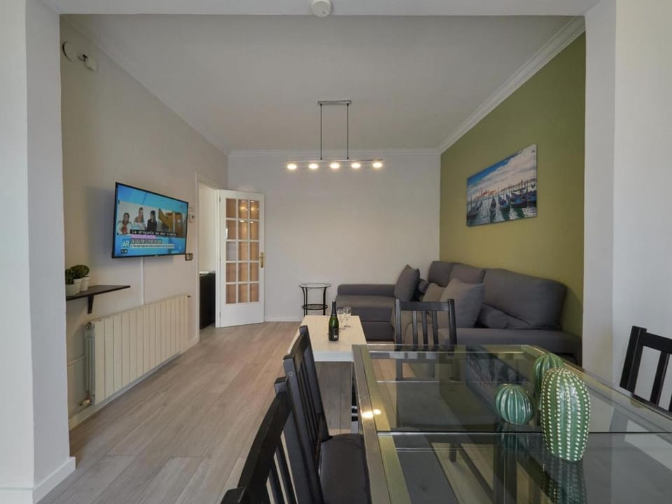 TV and multimedia, Living room, Seating area, Dining area