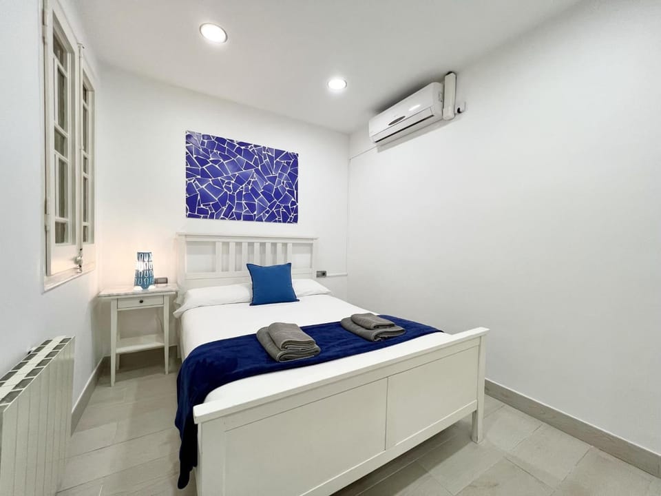 Bed, Photo of the whole room, Bedroom, air conditioner