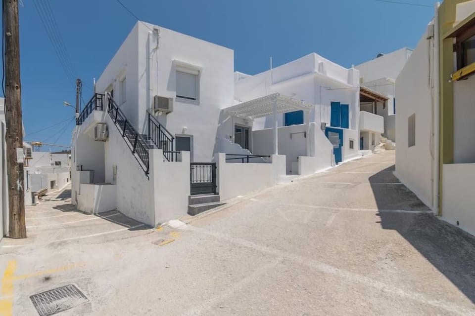 Agathi's House Apartment in Milos