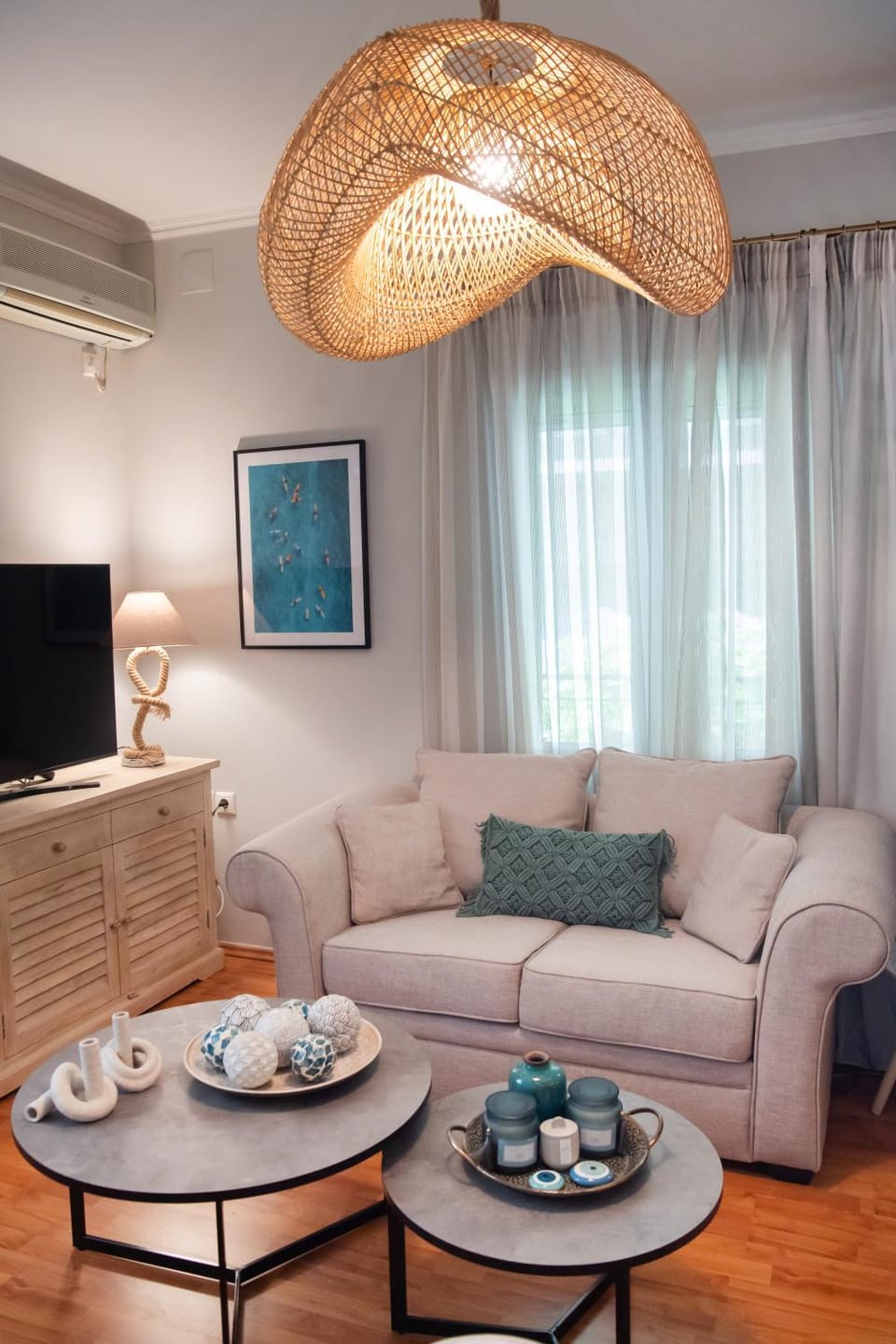 TV and multimedia, Living room, Seating area, air conditioner