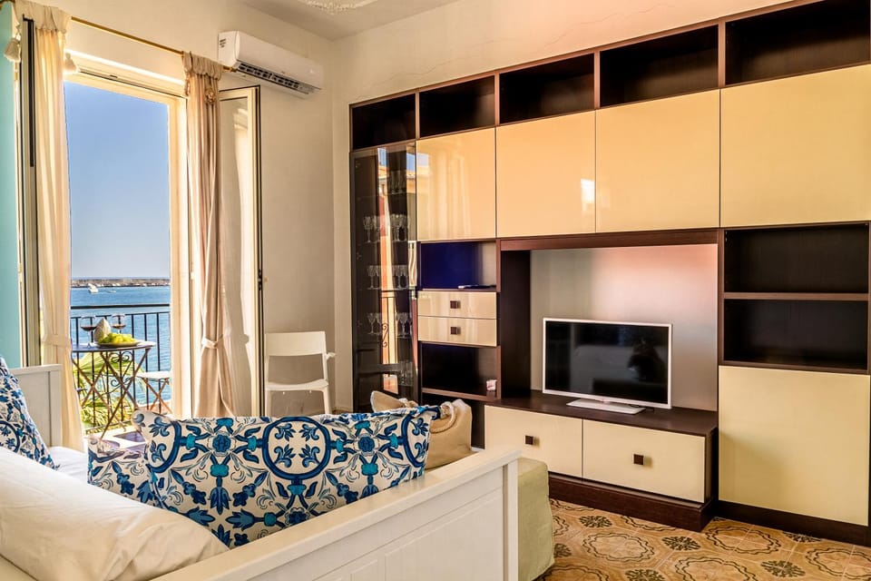 TV and multimedia, Living room, Photo of the whole room, Seating area, Evening entertainment