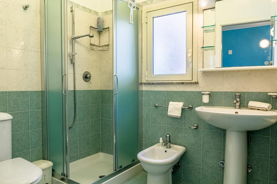 Shower, Toilet, Bathroom, bidet, towels