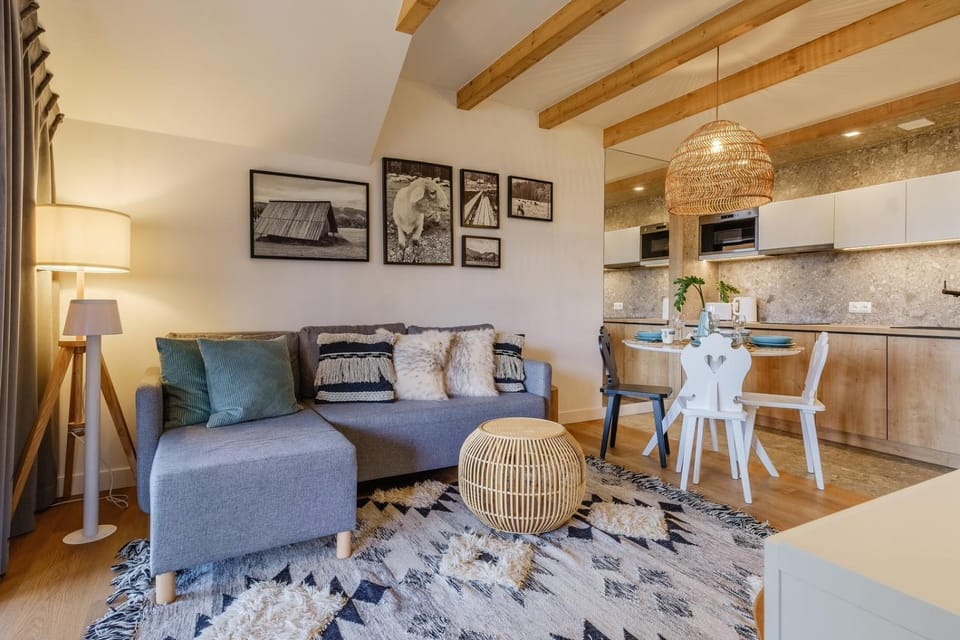 Kitchen or kitchenette, Living room, Seating area, Dining area
