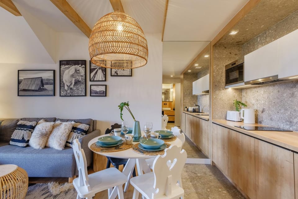 TV and multimedia, Kitchen or kitchenette, Living room, Seating area, Dining area