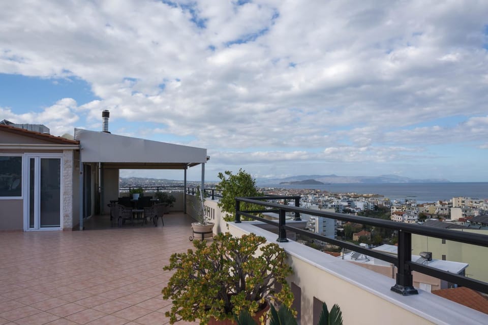 View (from property/room), Balcony/Terrace, City view, Sea view