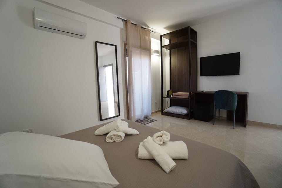 Bed, TV and multimedia, Photo of the whole room, Bedroom, towels, wardrobe, air conditioner