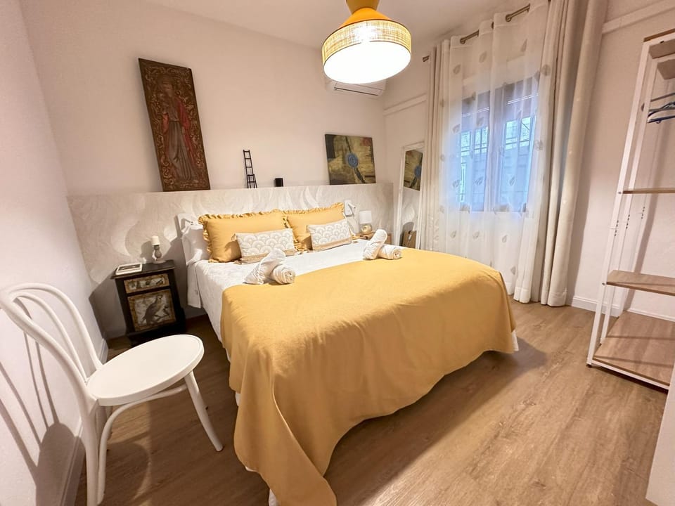 Property building, Bed, Bedroom