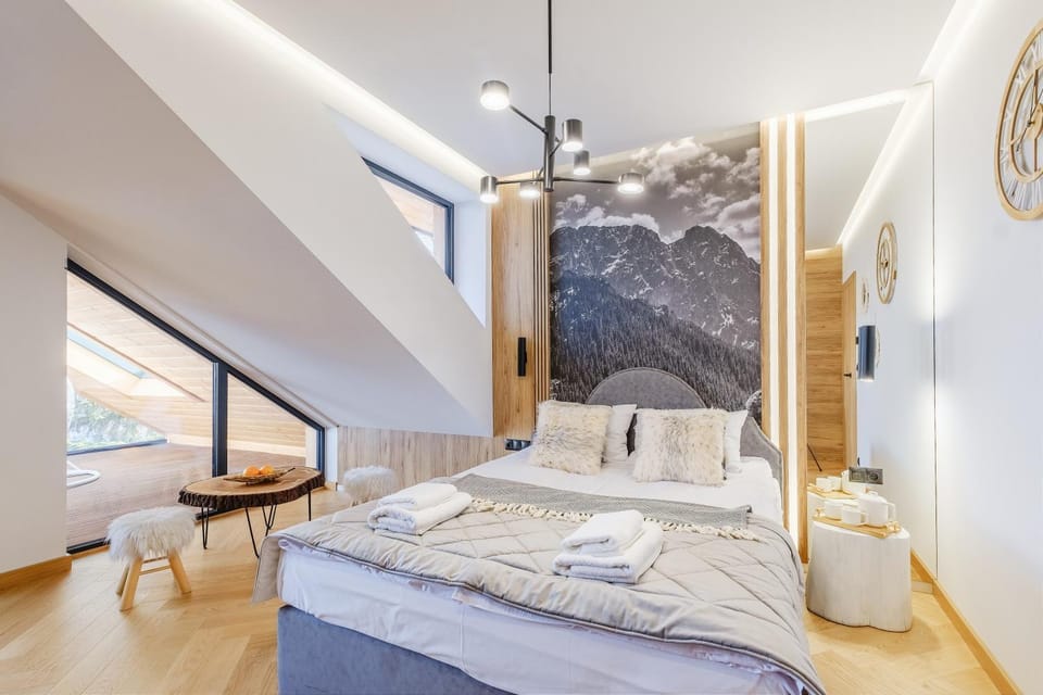 Bed, Photo of the whole room, Bedroom, towels
