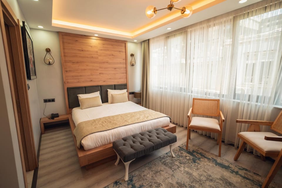 Bed, Living room, Photo of the whole room, Seating area, Bedroom