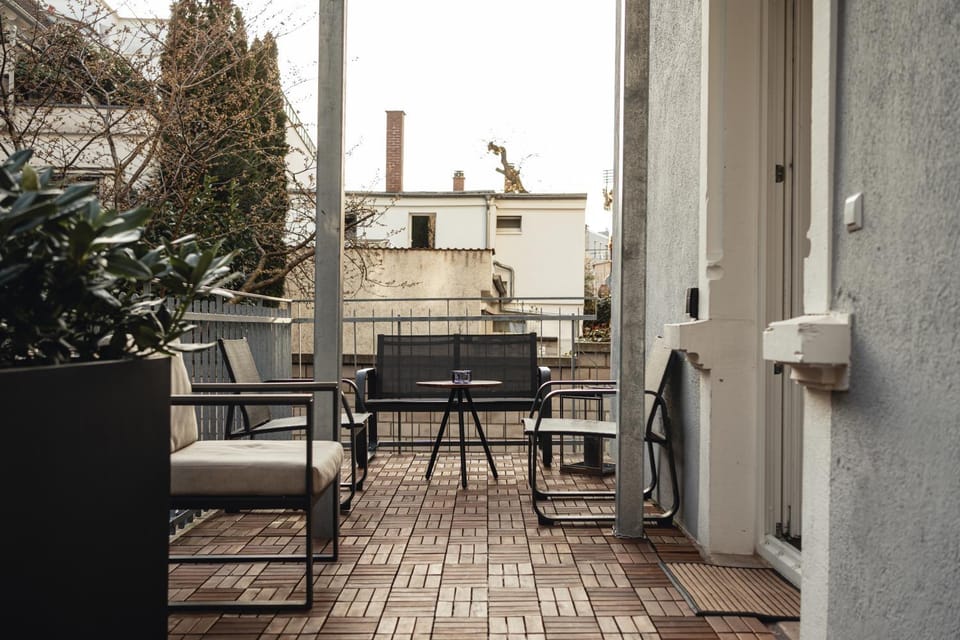 Facade/entrance, Balcony/Terrace