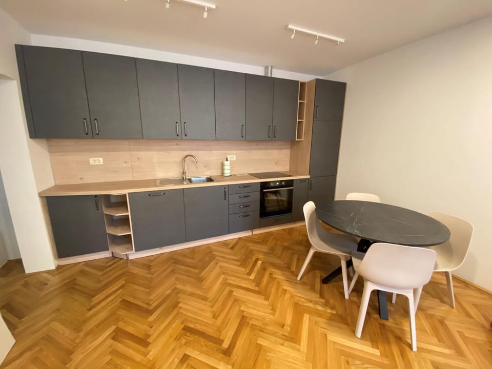 Kitchen or kitchenette, Dining area, pet friendly, stove