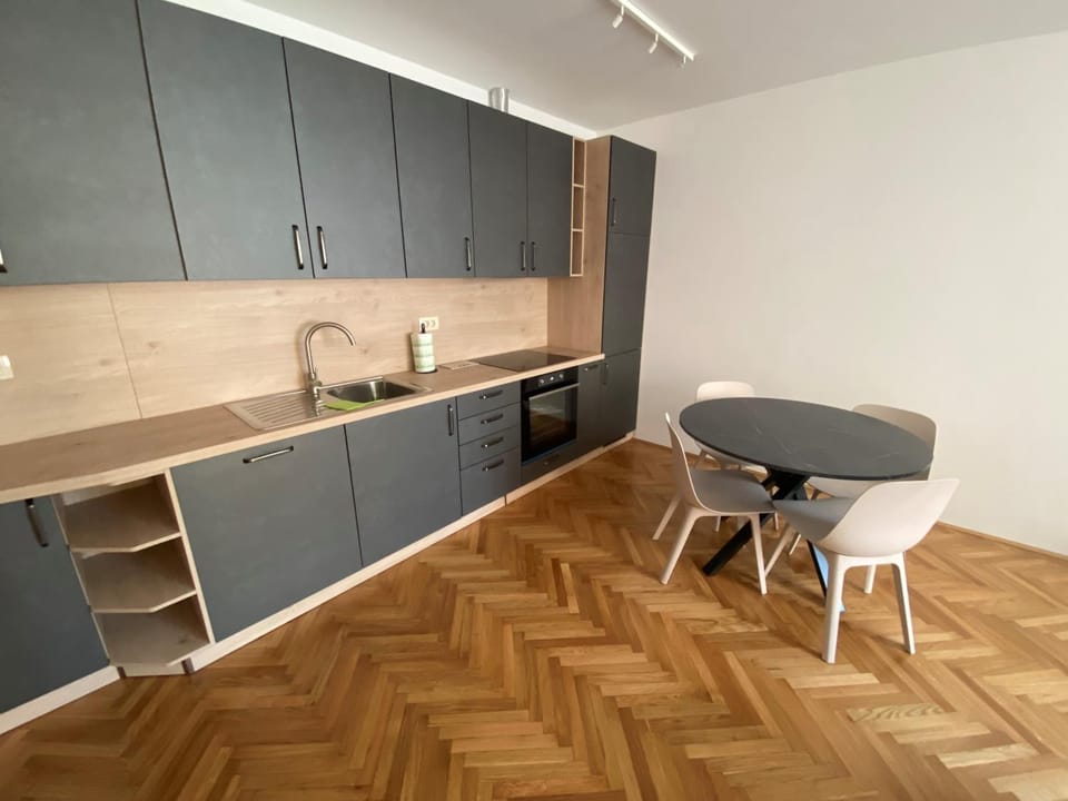 Kitchen or kitchenette, Dining area, stove