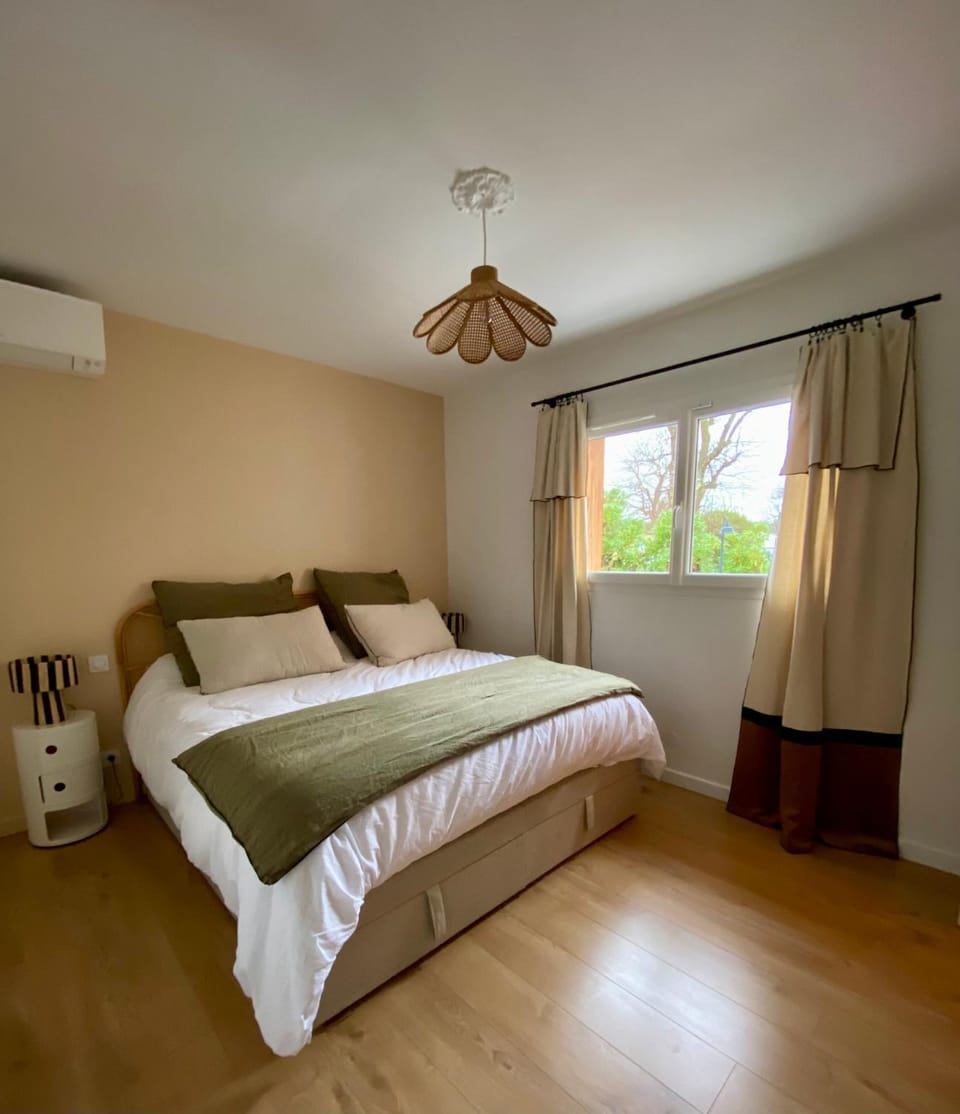TV and multimedia, Photo of the whole room, Bedroom, air conditioner