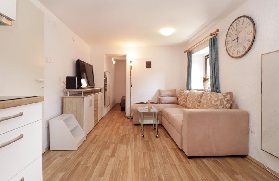 TV and multimedia, Kitchen or kitchenette, Living room, Seating area