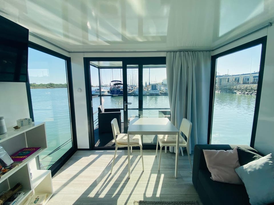 Balcony/Terrace, Dining area, River view