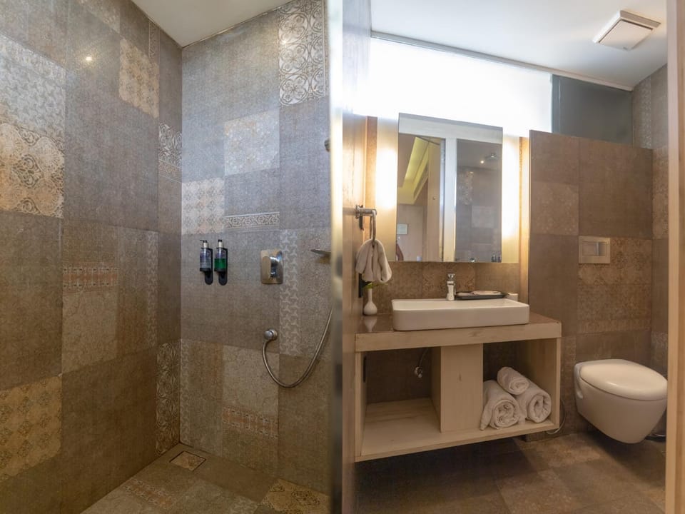 Shower, Toilet, Bathroom, towels