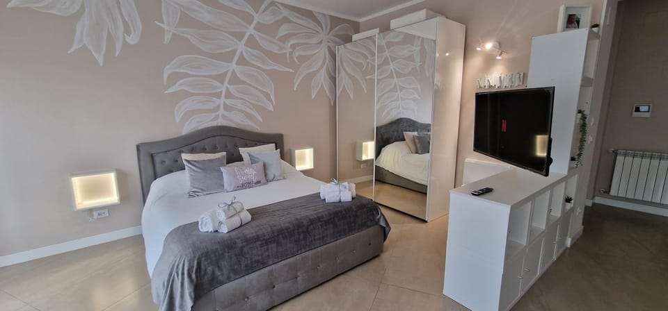 Bed, TV and multimedia, Photo of the whole room, Bedroom, towels, wardrobe