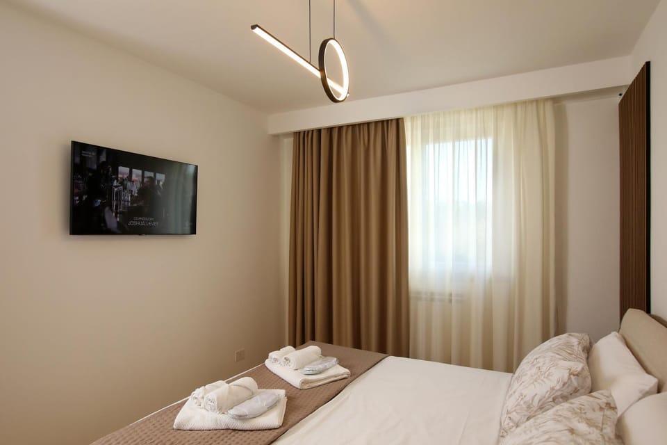 Bed, TV and multimedia, Photo of the whole room, Bedroom, towels