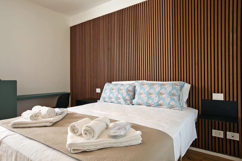 Bed, Photo of the whole room, Bedroom, towels