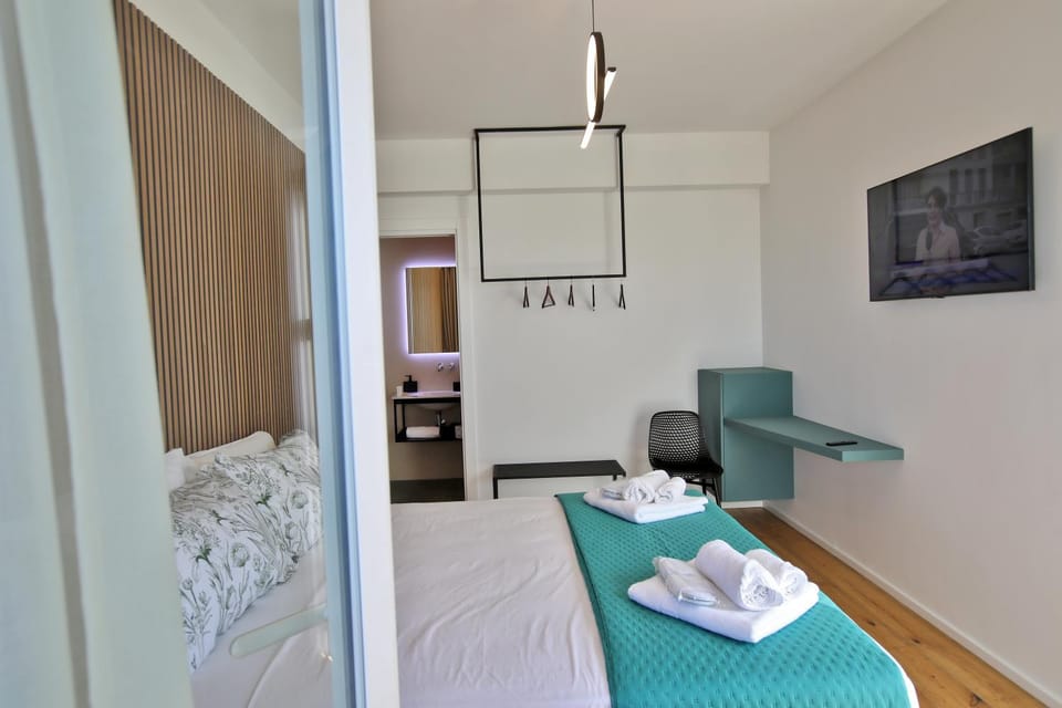 Bed, TV and multimedia, Photo of the whole room, Bedroom, towels