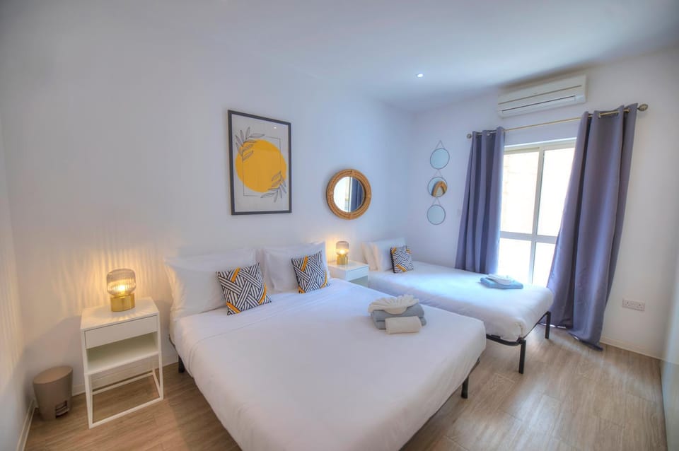Spacious 4 bedrooms with sea view balcony GOSLM-3 Apartment in Sliema
