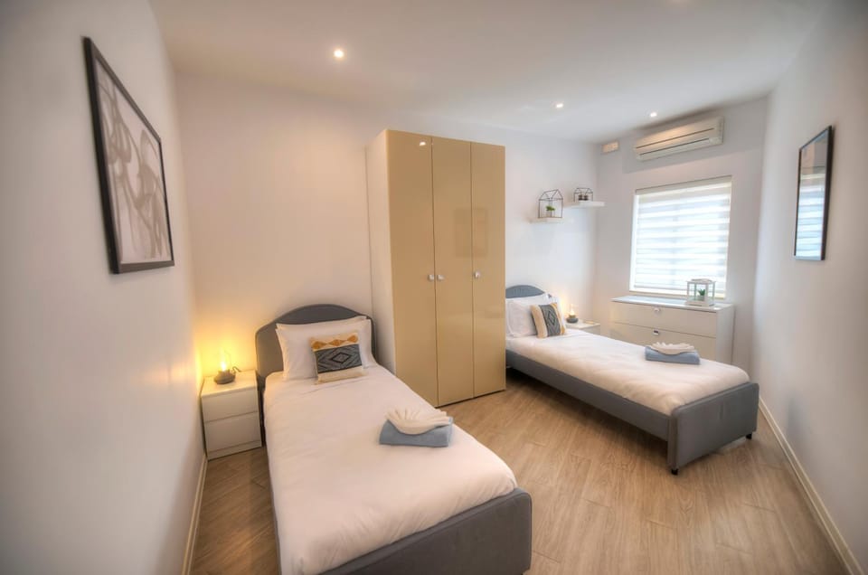 Spacious 4 bedrooms with sea view balcony GOSLM-3 Apartment in Sliema