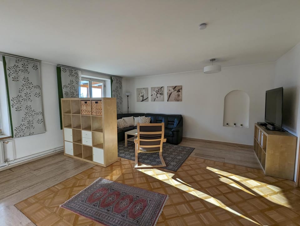 TV and multimedia, Living room, Seating area, Evening entertainment