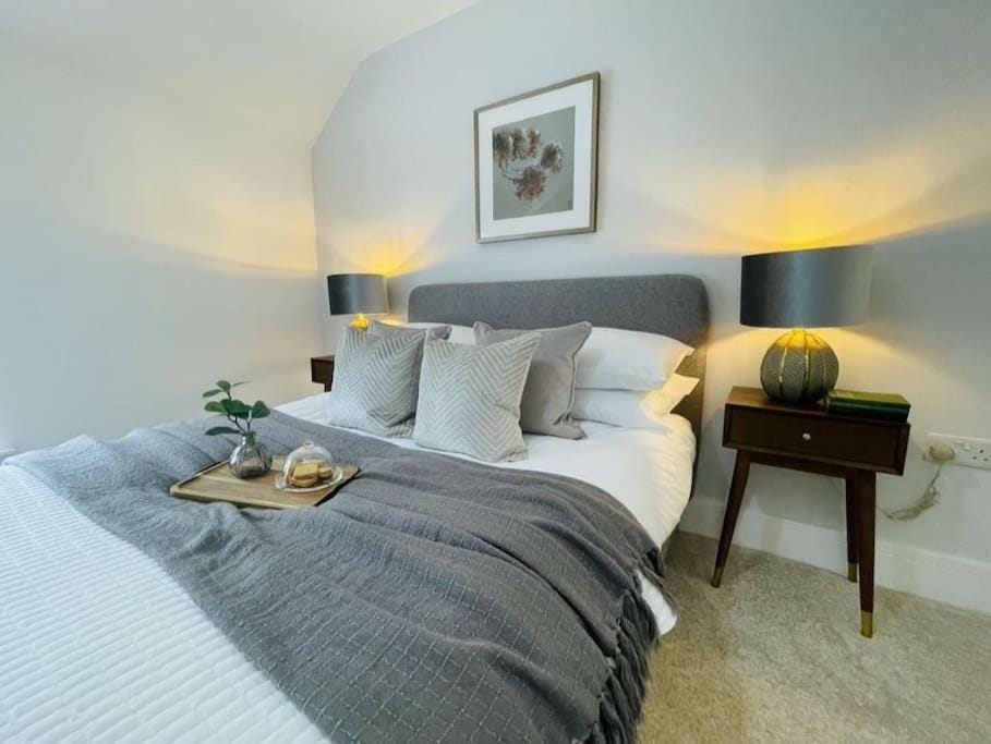 Luxury 3 Bedroom Cottage Retreat Near Bridgend Beaches M4 with Garden Workspace Sleeps 6 House in Bridgend