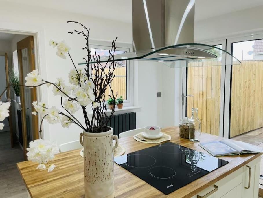 Luxury 3 Bedroom Cottage Retreat Near Bridgend Beaches M4 with Garden Workspace Sleeps 6 House in Bridgend
