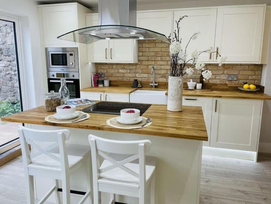Luxury 3 Bedroom Cottage Retreat Near Bridgend Beaches M4 with Garden Workspace Sleeps 6 House in Bridgend