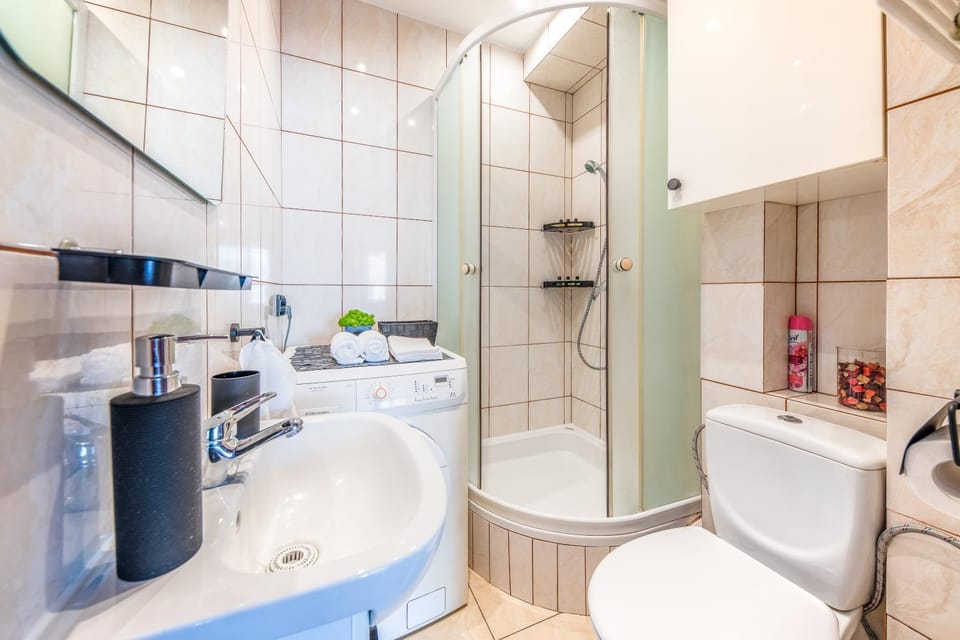 Shower, Toilet, towels
