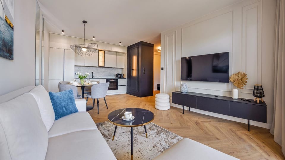 TV and multimedia, Kitchen or kitchenette, Living room, Seating area, Dining area