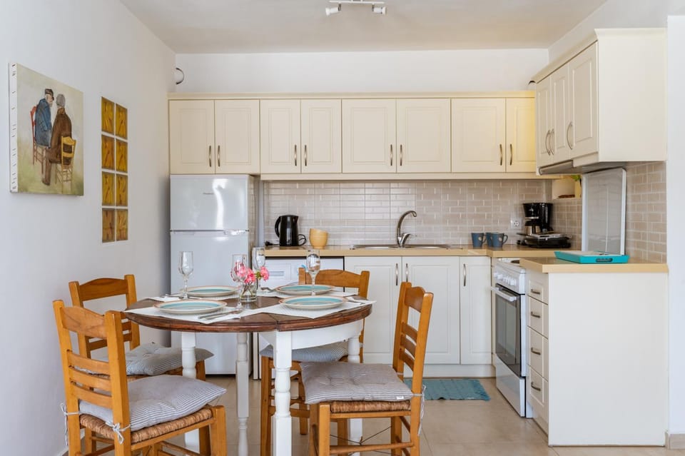 Property building, Kitchen or kitchenette, Living room