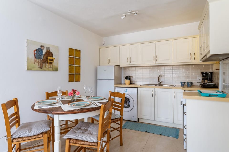 Property building, Kitchen or kitchenette, Living room