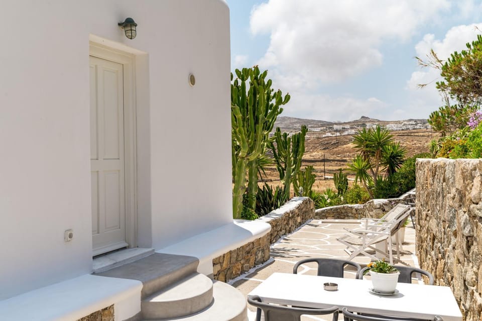 Property building, Balcony/Terrace, Living room