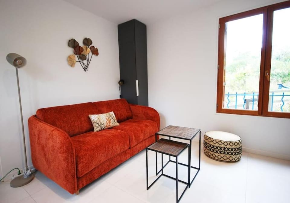 Bed, Night, Seating area