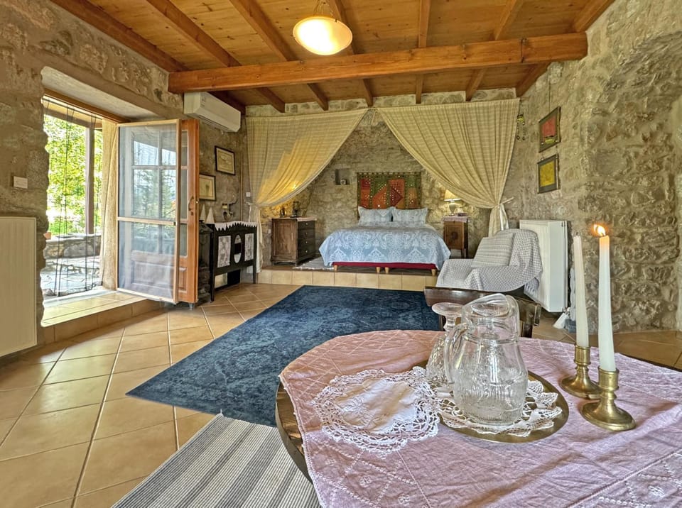 Bed, Living room, Decorative detail, Seating area, Bedroom