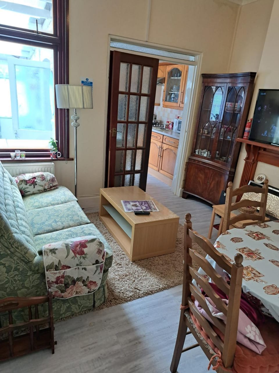 Communal lounge/ TV room, Library, TV and multimedia, Living room, Photo of the whole room, Seating area, Evening entertainment