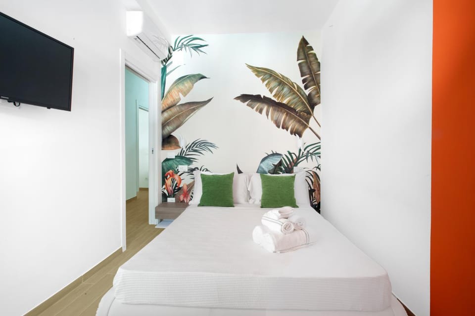 Bed, TV and multimedia, Photo of the whole room, Bedroom